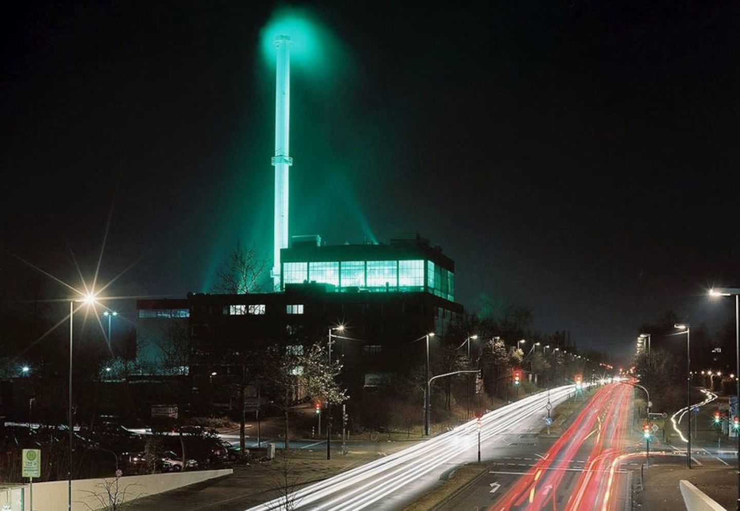 Biomasse: Das Garather Biomasseheizkraftwerk bei Nacht.