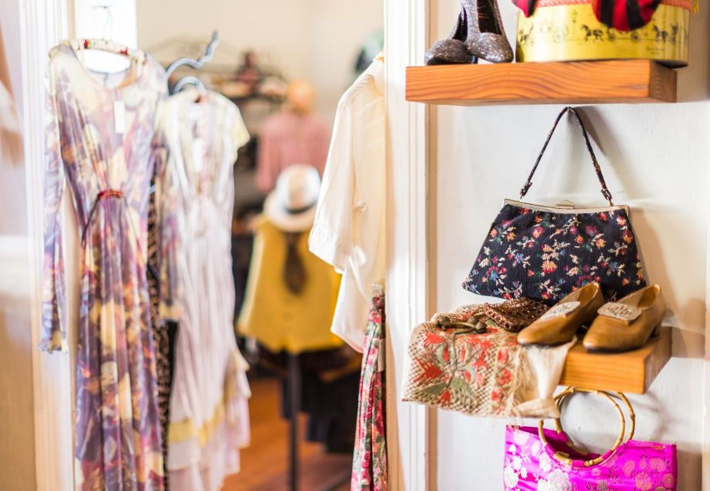Second Hand-Mode und -Accessoires in einem Vintage-Laden © Alistair Berg / DigitalVision via Getty Images