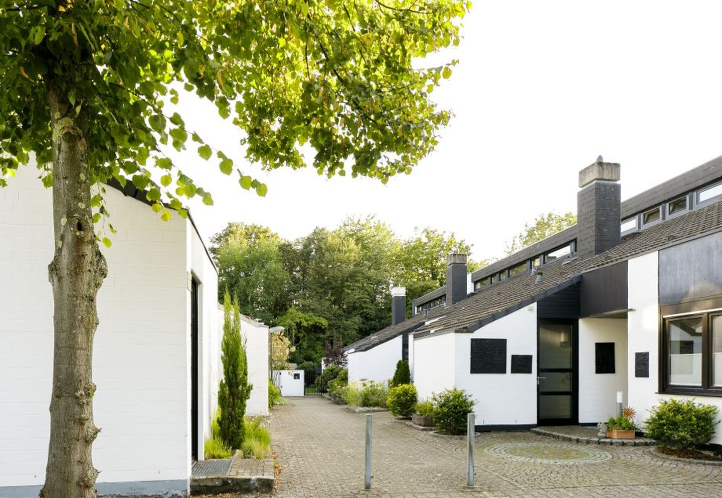 Eine moderne Wohngegend mit Grünflächen rund herum in Düsseldorf-Hellerhof. © Ulrik Eichendorff