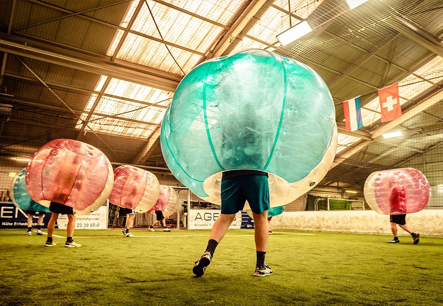 Rot und blau gewandete Bubble Soccer Player auf dem Spielfeld