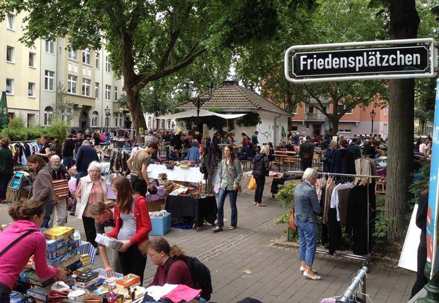 Die Stände eines gut besuchten Trödelmarktes in Unterbilk.