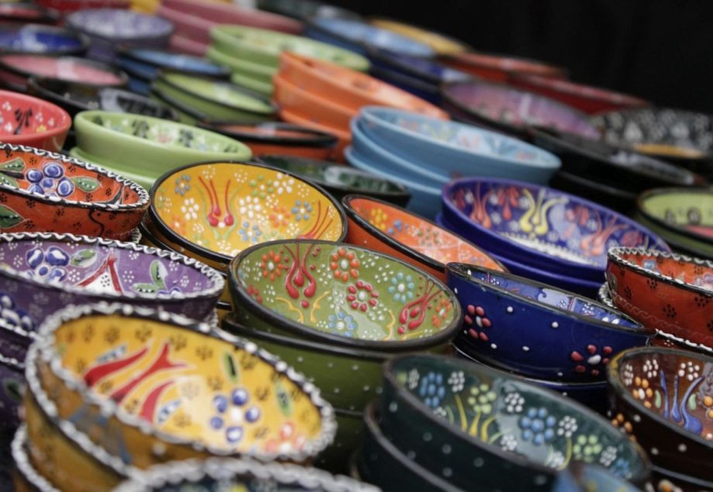 Bunte, handbemalte Keramikschalen.