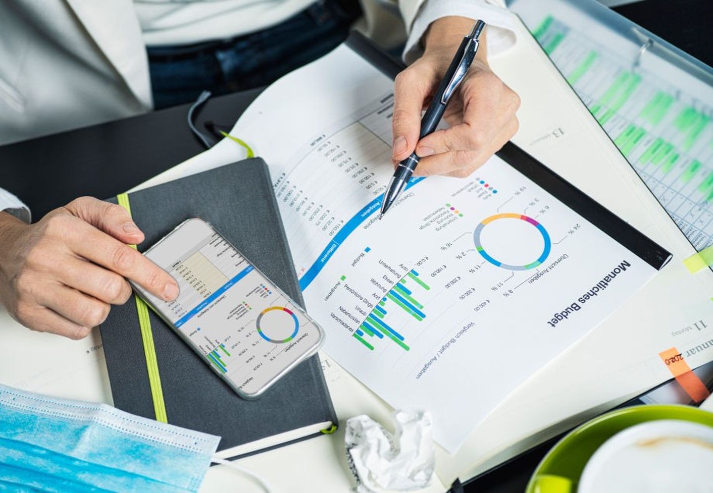 Energetische Sanierung: Mann sitzt am Schreibtisch und guckt sich Finanzierungsmodelle an