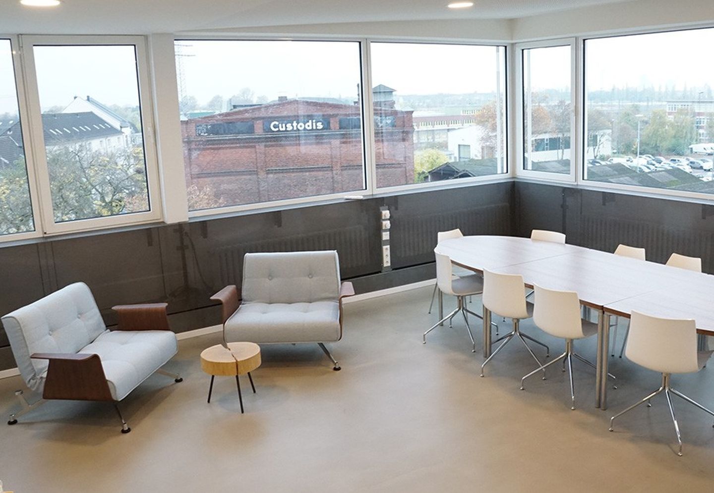 Der Vorteil eines Coworking Spaces – Zugriff auf Dinge, die sich ein kleines Start-up in der Regel nicht leisten kann oder will. Beispielsweise einen Konferenzraum mit allem, was das Herz begehrt.