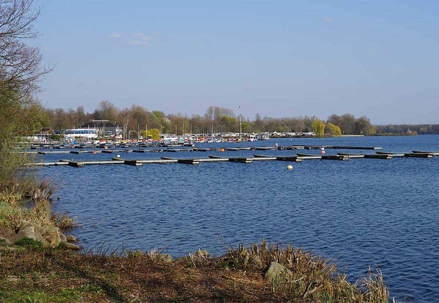 Seen und Wälder sind typisch für Düsseldorf Unterbach