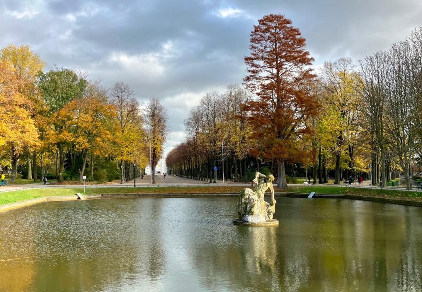 Düsseldorf Pempelfort: Ein Wasserbassin mit einem Skultpuren-Springbrunnen im Hofgarten.
