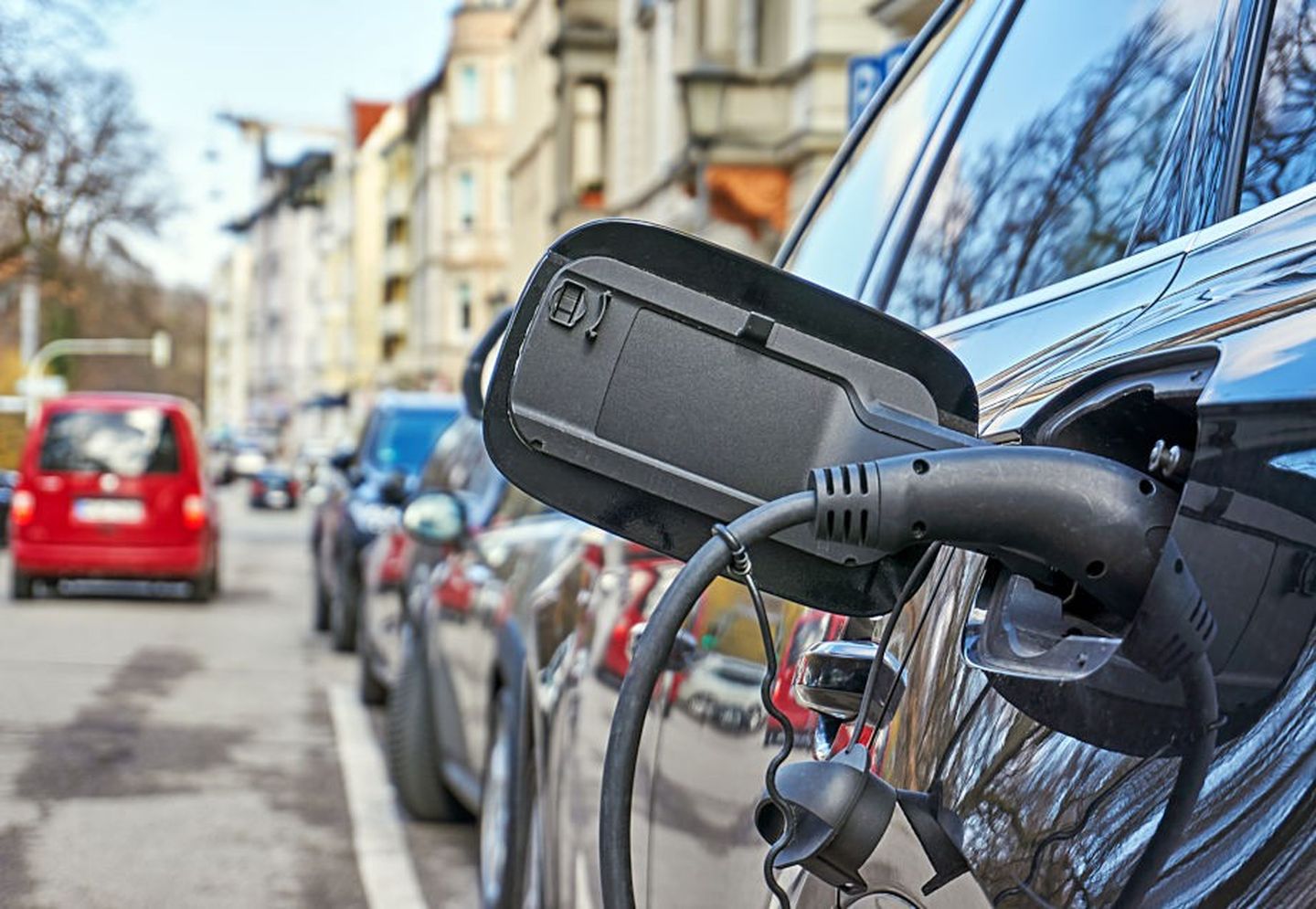 Fahrschulen finden in Düsseldorf zahlreiche Ladestationen für ihre Elektroautos
