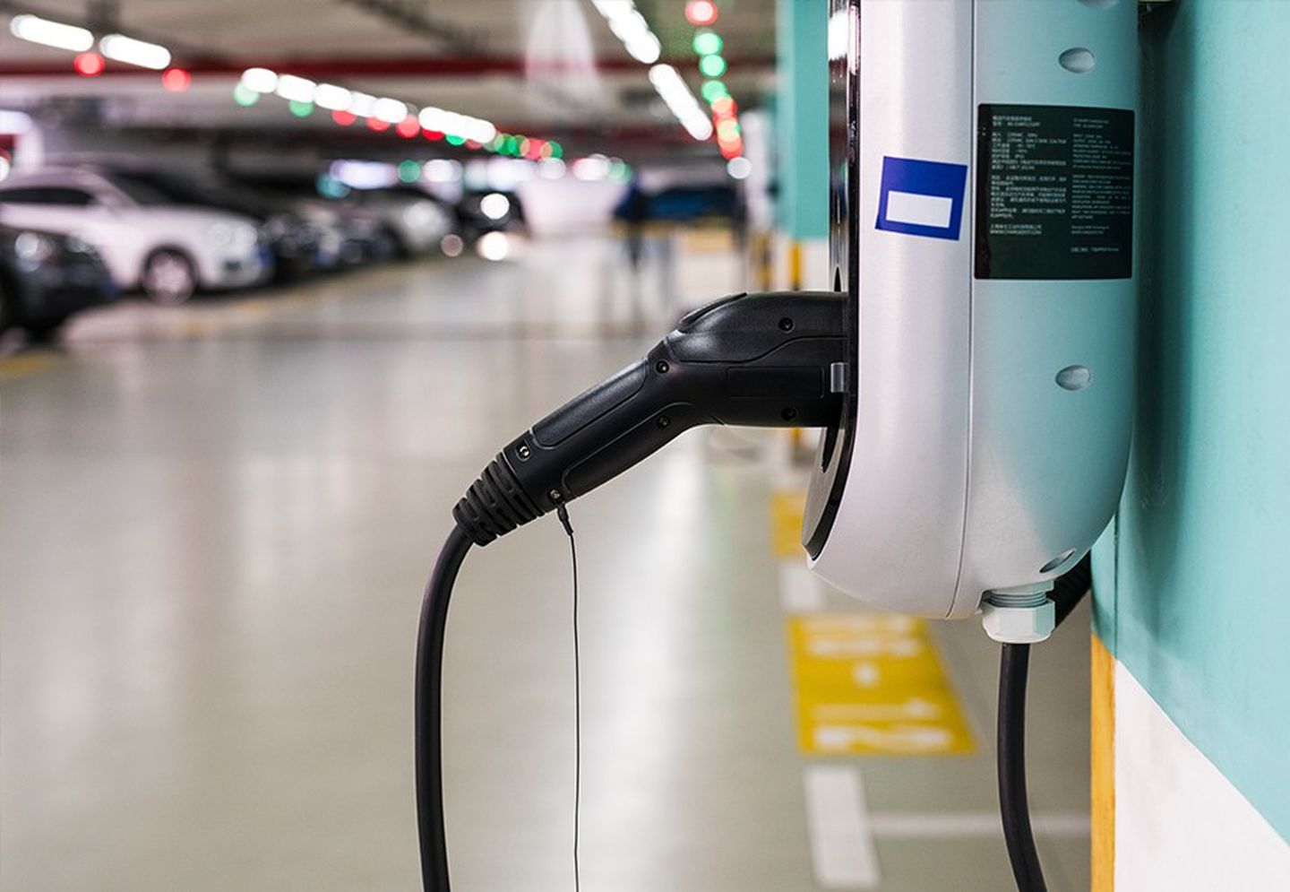 Eine Ladestation in einem Parkhaus.