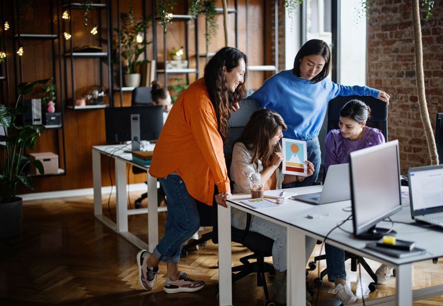 Kolleginnen besprechen den Entwurf eines neuen Projekts im Büro. © Anchiy / E+ via Getty Images