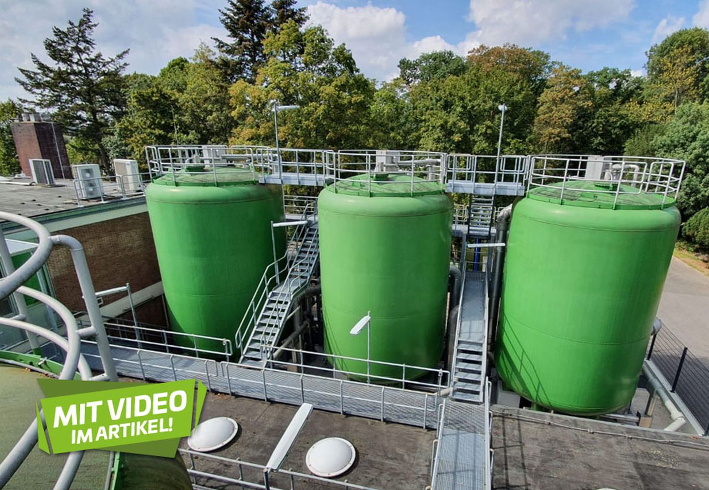 Blick auf drei der großen Filterbehälter im Wasserwerk Flehe