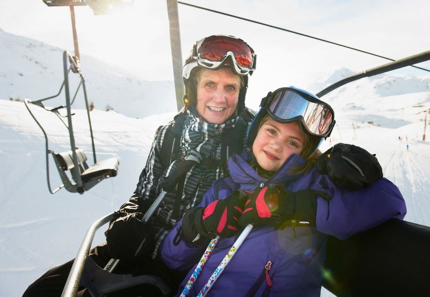 Weihnachtsbräuche: Oma und Enkelin beim Skiurlaub in den Bergen