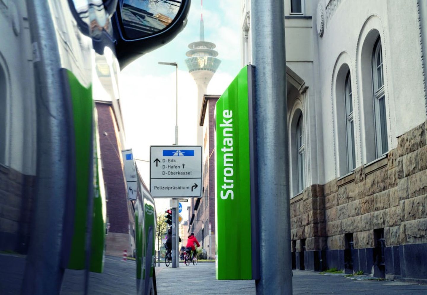 Eine E-Ladesäule der Stadtwerke Düsseldorf mit Rheinturm im Hintergrund. © Stadtwerke Düsseldorf