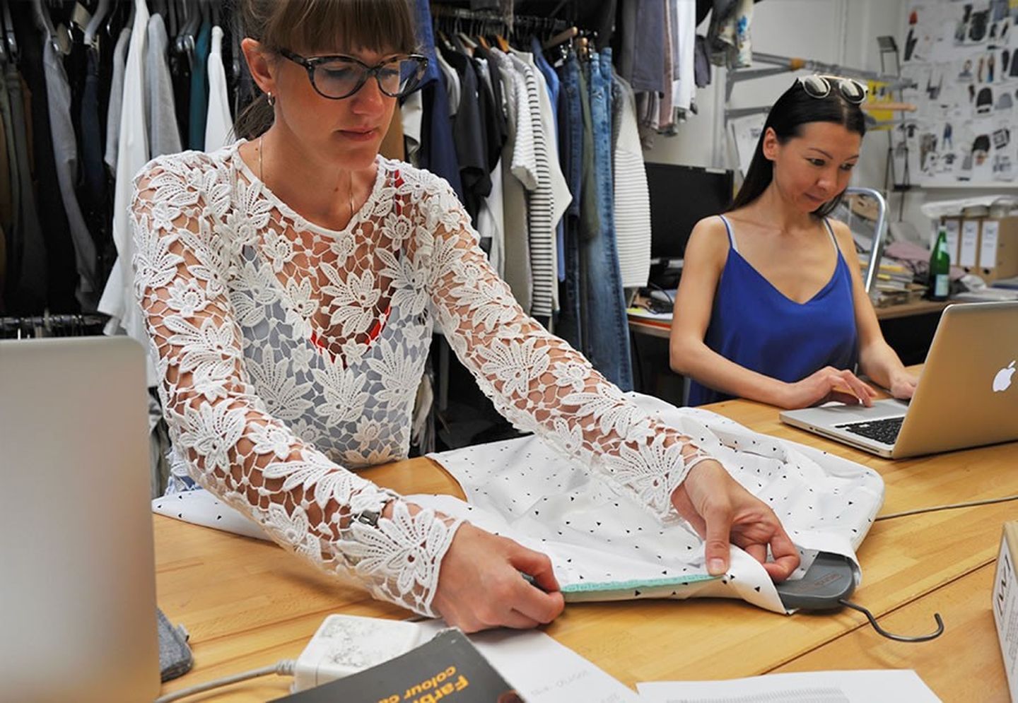 Wunderwerk in Düsseldorf stellt nicht nur hohe Ansprüche an die Herkunft der Stoffe, sondern auch das Design. Die Modeschöpferinnen Judith und Anna kreieren bereits jetzt die Trends von morgen.