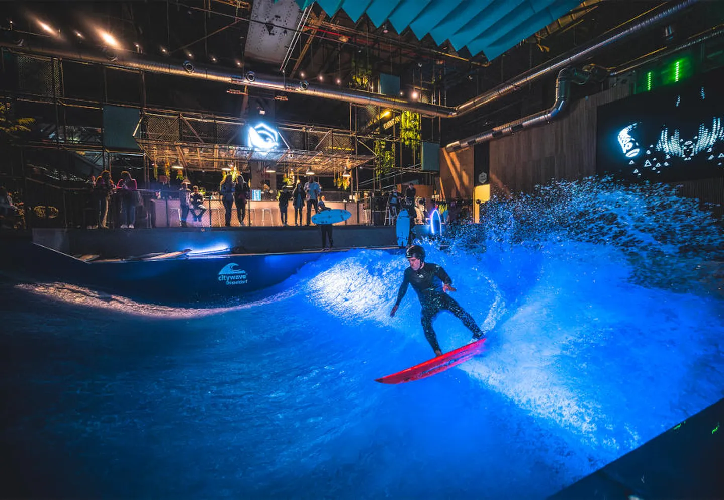 Ein erfahrener Surfer reitet auf einer Welle im Wavepool des RheinRriffs. © RheinRiff