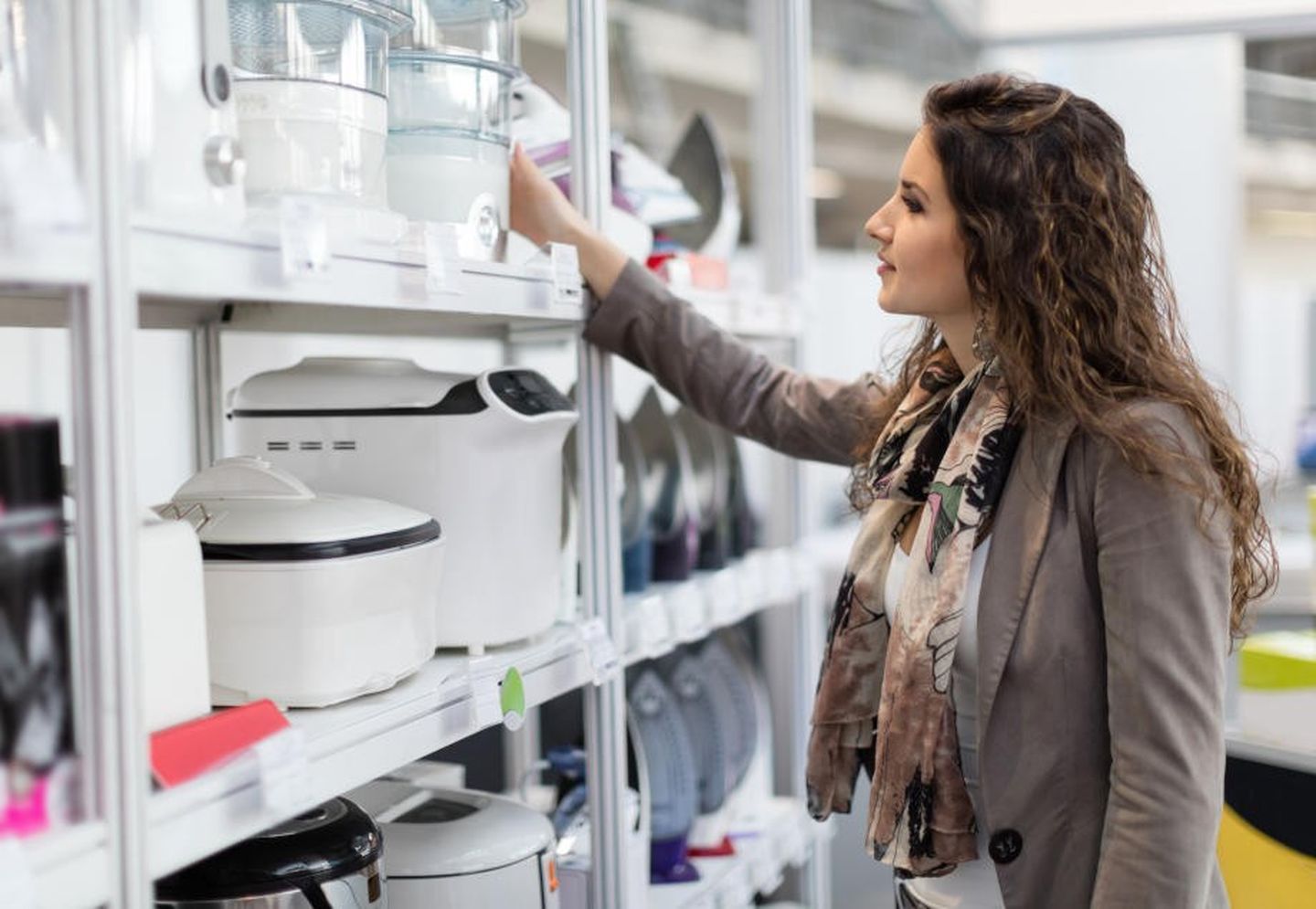 Unnötige Elektrogeräte: Eine Frau schaut sich in einem Elektronikfachmarkt nach einem neuen Dampfgarer um.