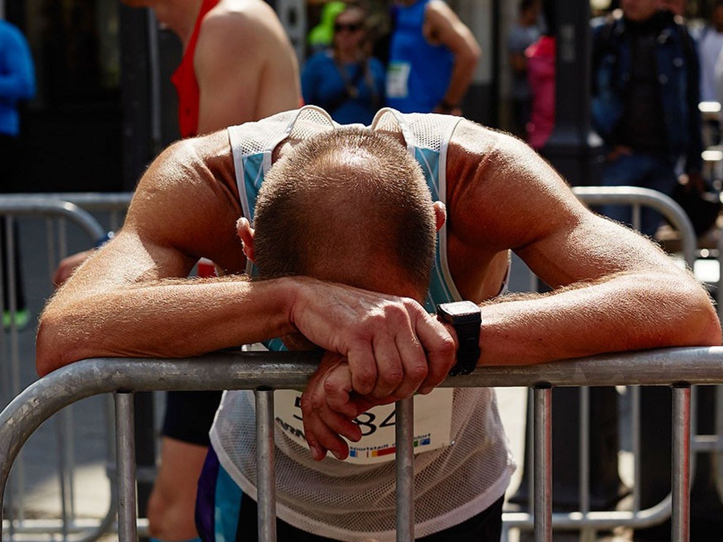 Jeder Halbmarathon ist ein intensives Erlebnis. Erschöpfung, Erleichterung, Stolz und Glück – all diese Gefühle überkommen die Athleten. Für diesen Läufer ist es ein echter Gänsehautmoment.