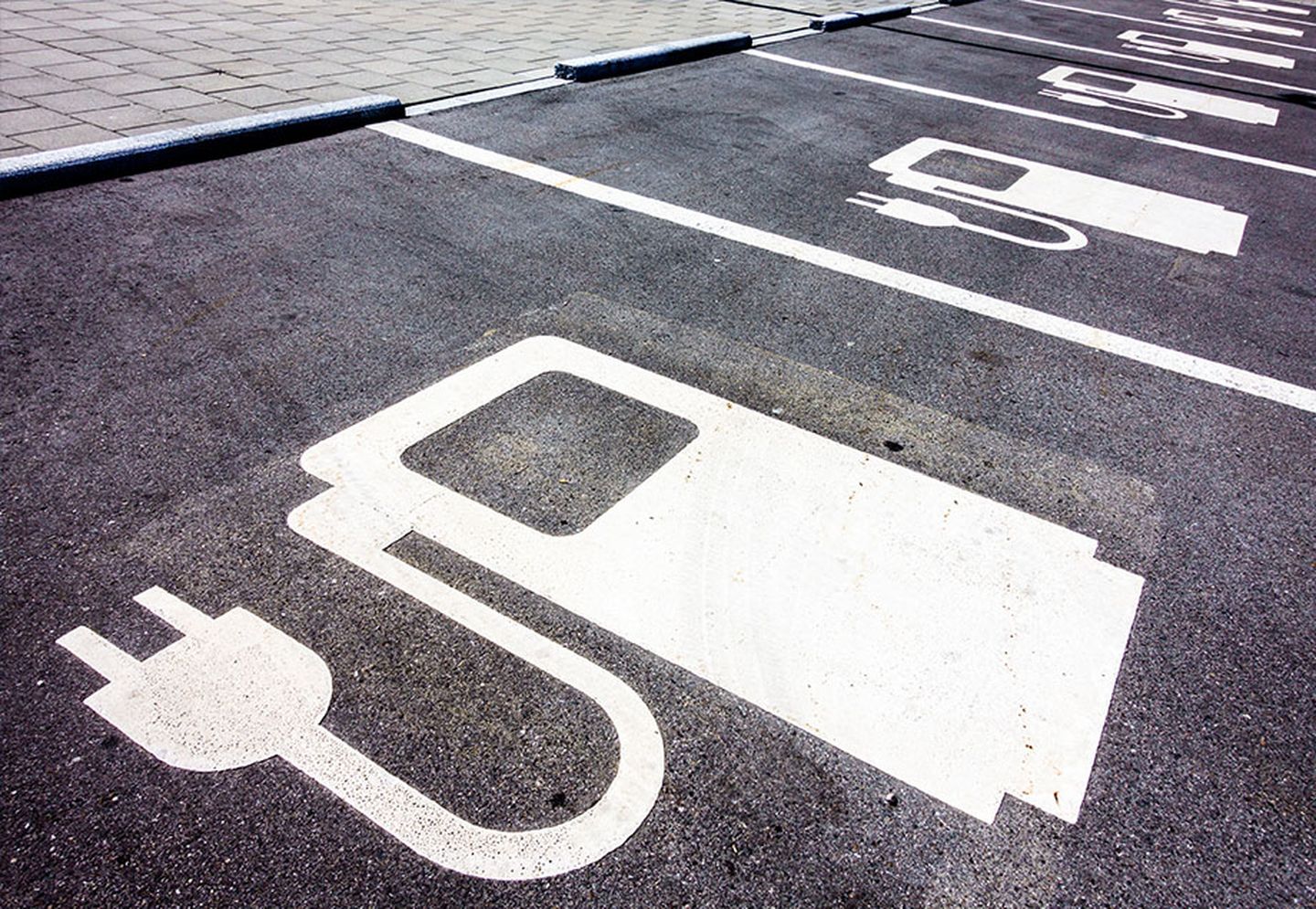 Zum Laden von E-Autos reservierte Parkplätze.