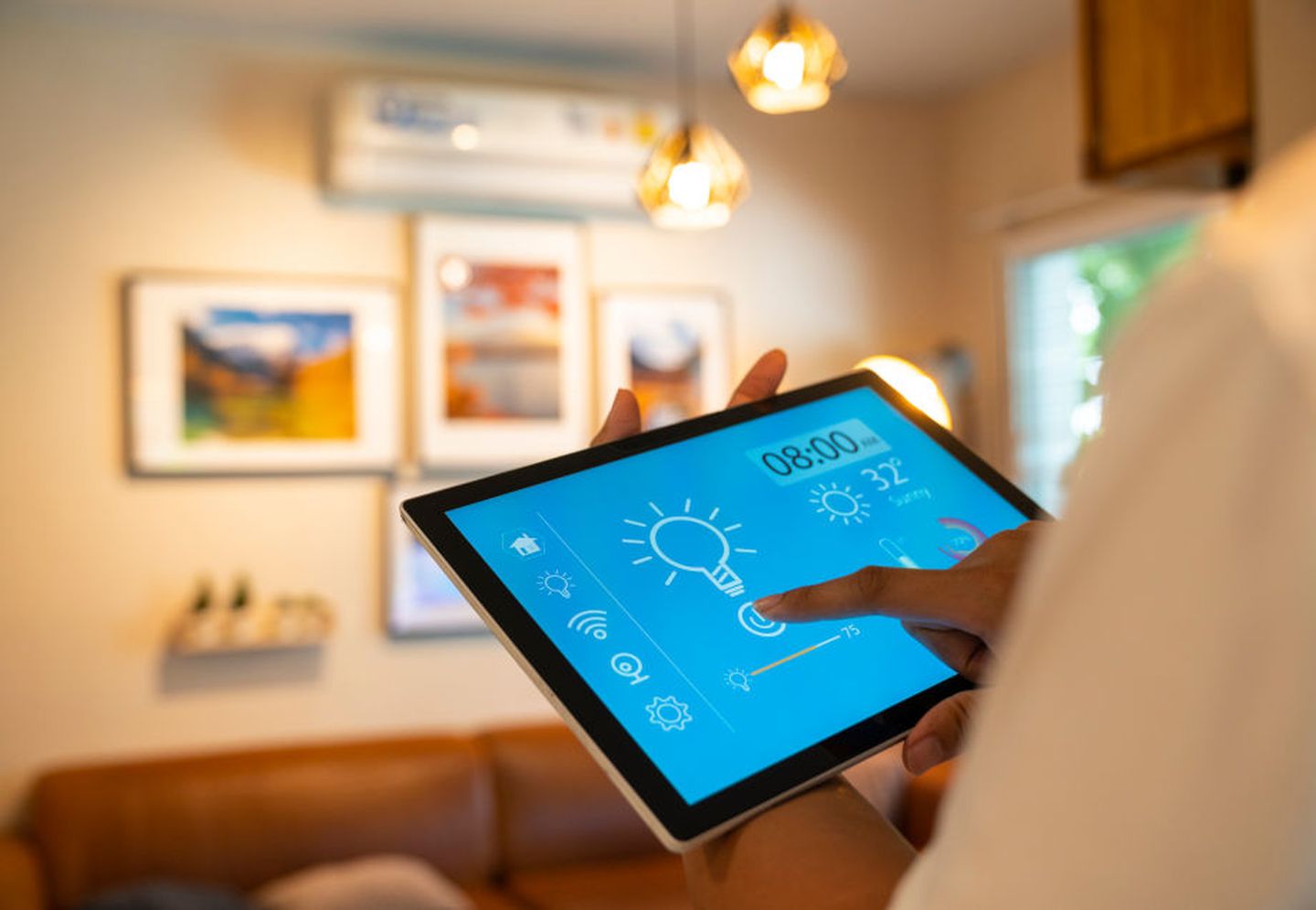 Eine Frau bedient Smart Home-Geräte per Tablet