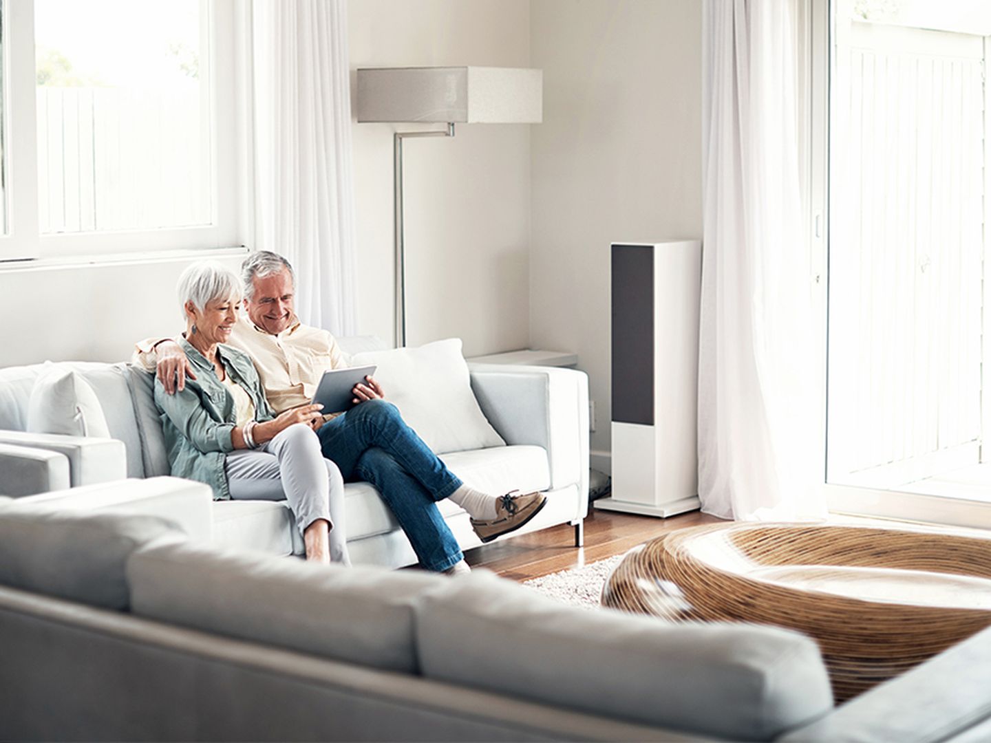 DIY-Smart-Home: ein Paar steuert die Wohnung von der Couch aus