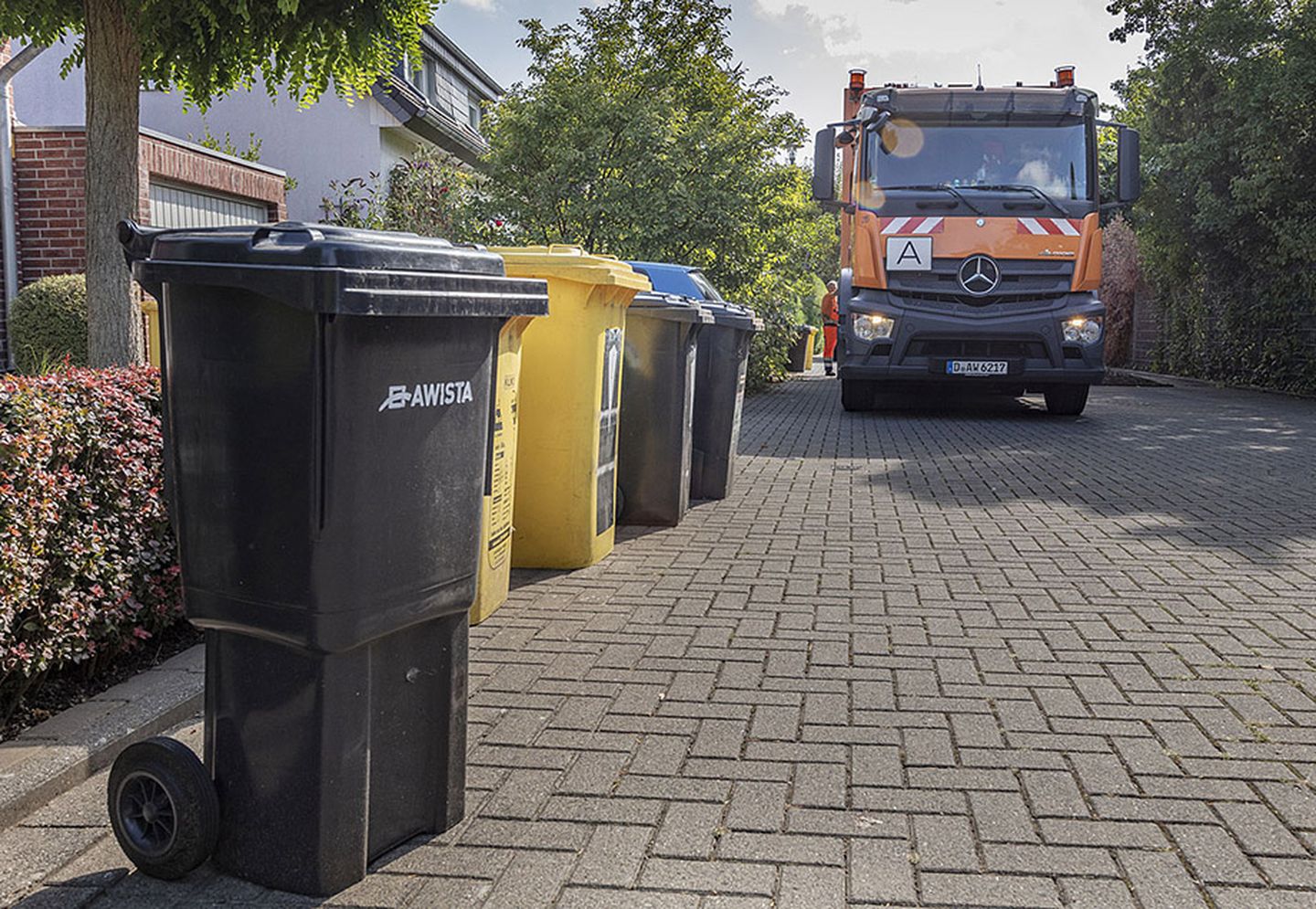 Verschiedene Mülltonnen auf der Straße © AWISTA