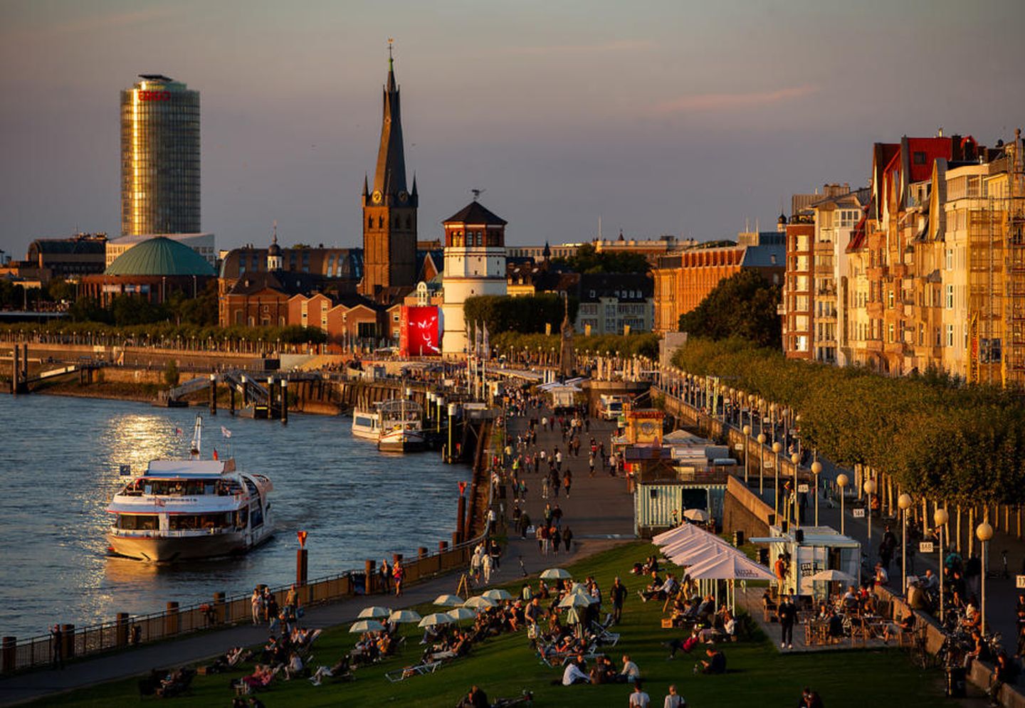 Stadtstrand an der Rheinkniebrücke bei Sonnenuntergang. © Stadtstrand Düsseldorf GmbH
