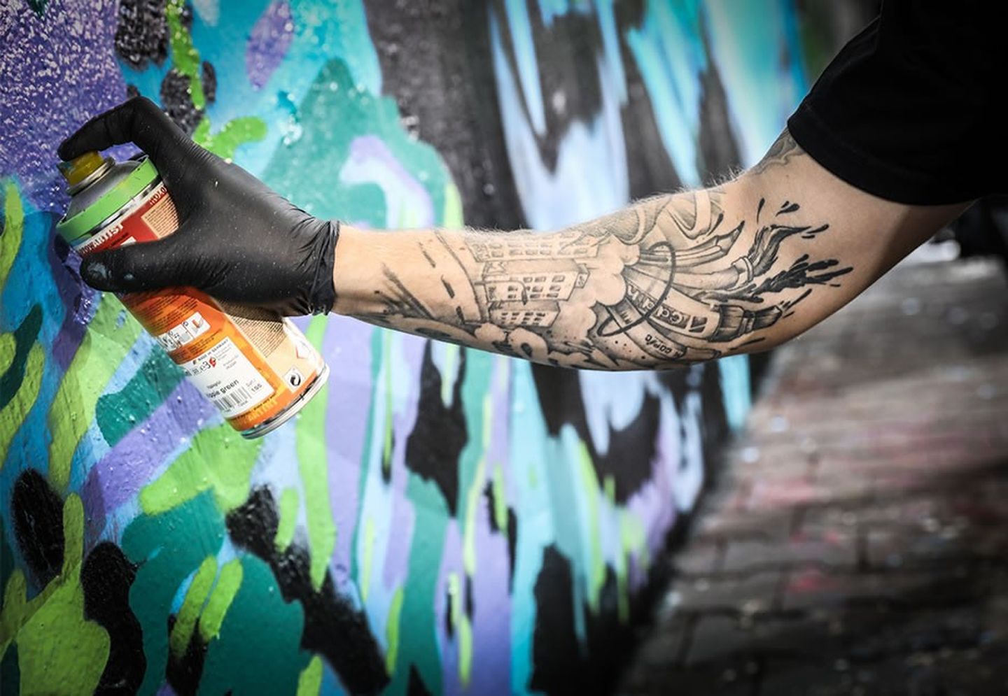 Benis Begeisterung für Kunst und Design spiegelt sich auch in seinen Tattoos wider.