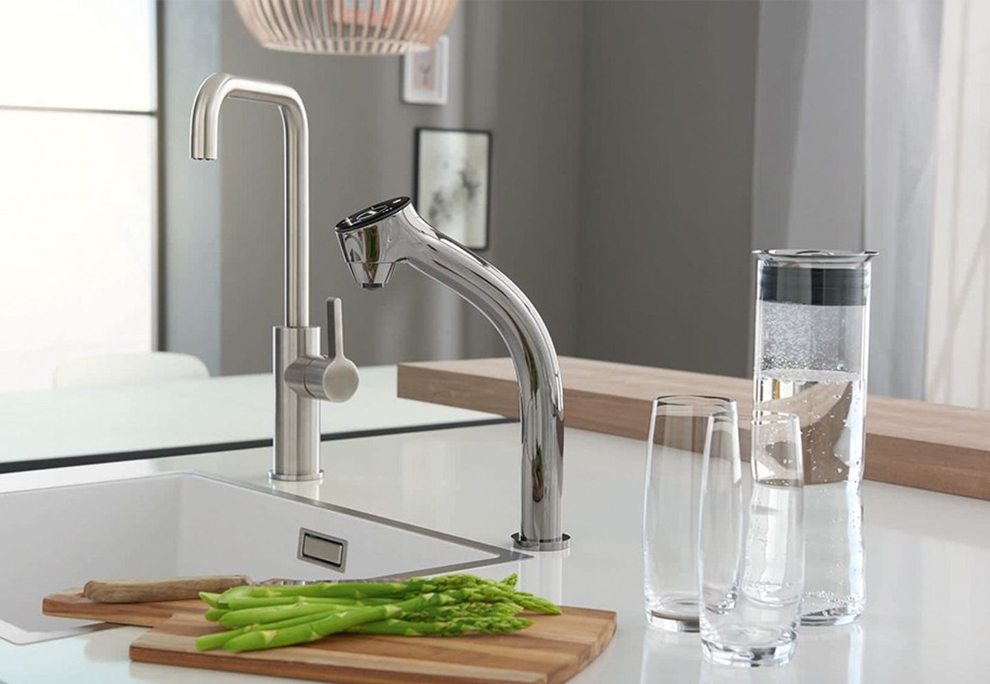 Smarter Wasserhahn mit kohlensäurehaltigem Wasser im Glas daneben.