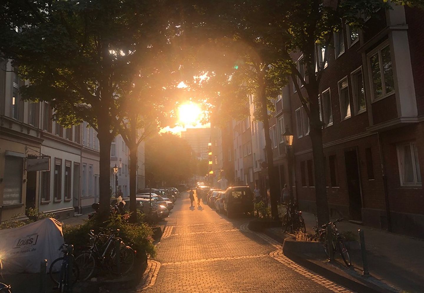 Blick entlang der sonnendurchfluteten Düsselstraße in Unterbilk.