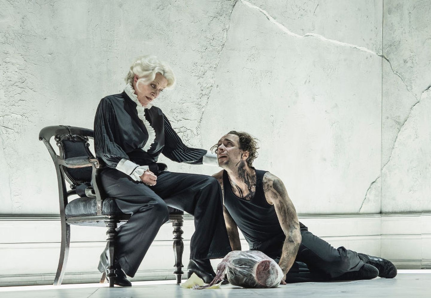 Schauspieler auf der Bühne eines Theaters in Düsseldorf 