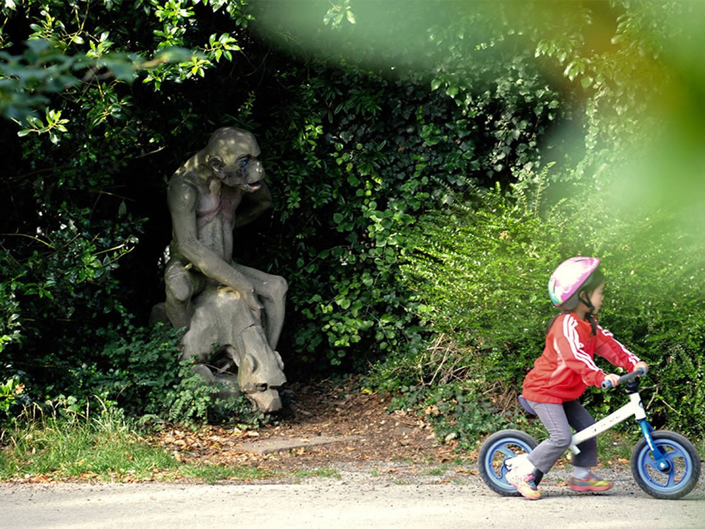 Der Düsseldorfer Zoopark ist heutzutage beliebtes Ausflugsziel für Familien und all diejenigen, die ein kleines bisschen Ruhe mitten in der Stadt genießen wollen. Lediglich eine Affenstatue erinnert heute daran, dass hier einst Löwen brüllten.