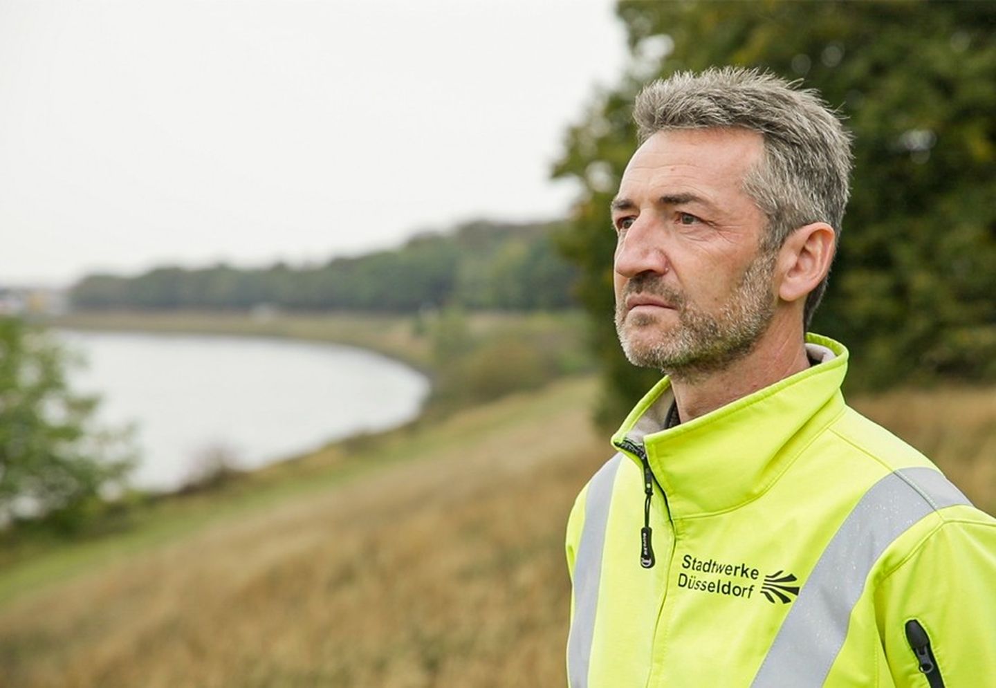 Der technische Leiter der Wasserwerke blickt von Flehe aus auf den Rhein