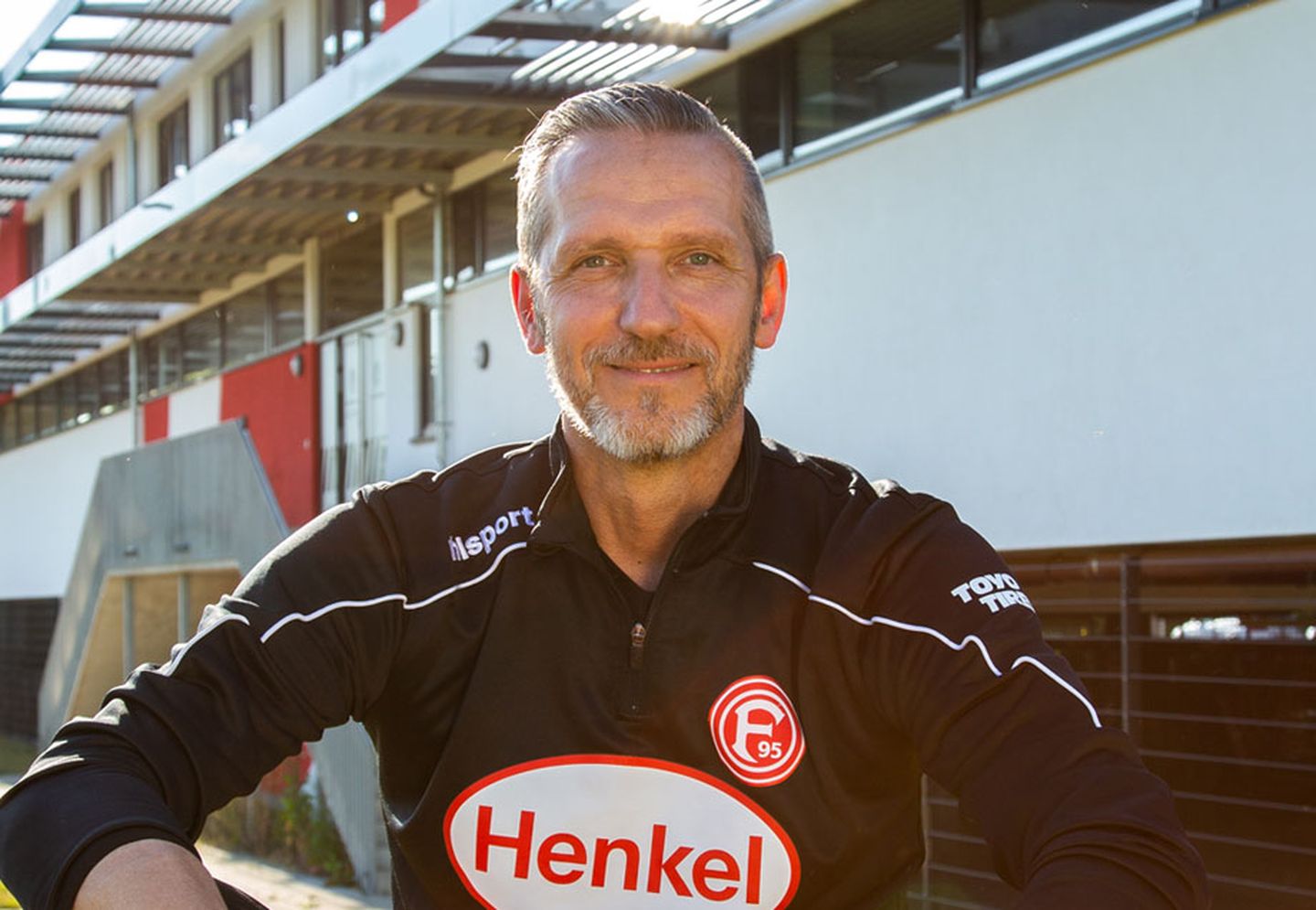 Wir treffen Physiotherapeut Carsten Fiedler vor dem Nachwuchsleistungszentrum der Fortuna zum Interview