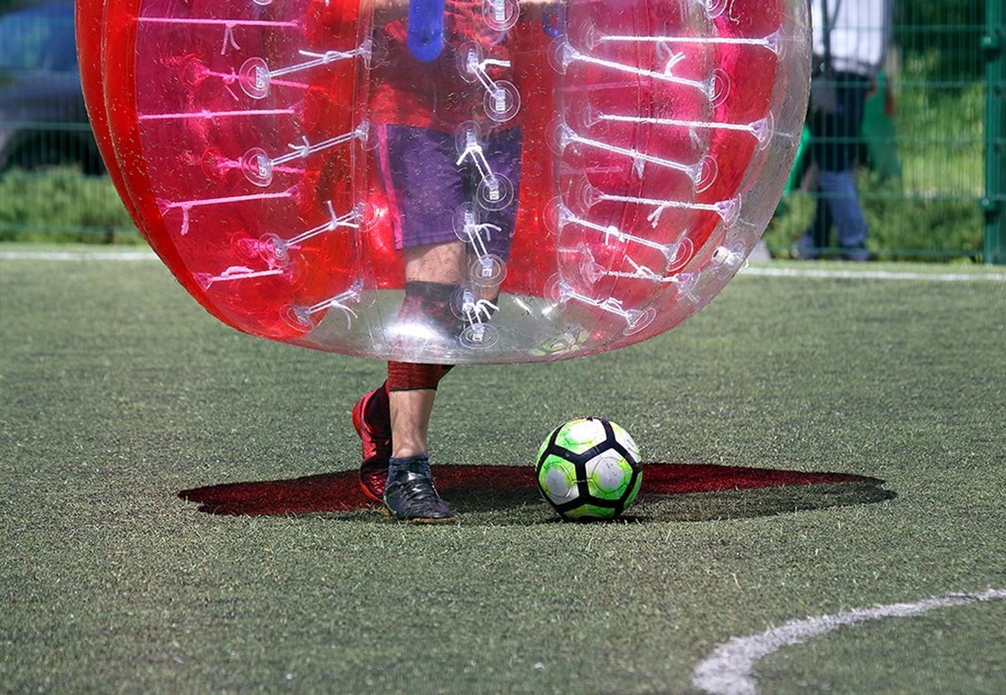 Nahaufnahme der Füße eines Bubble-Soccer-Spielers