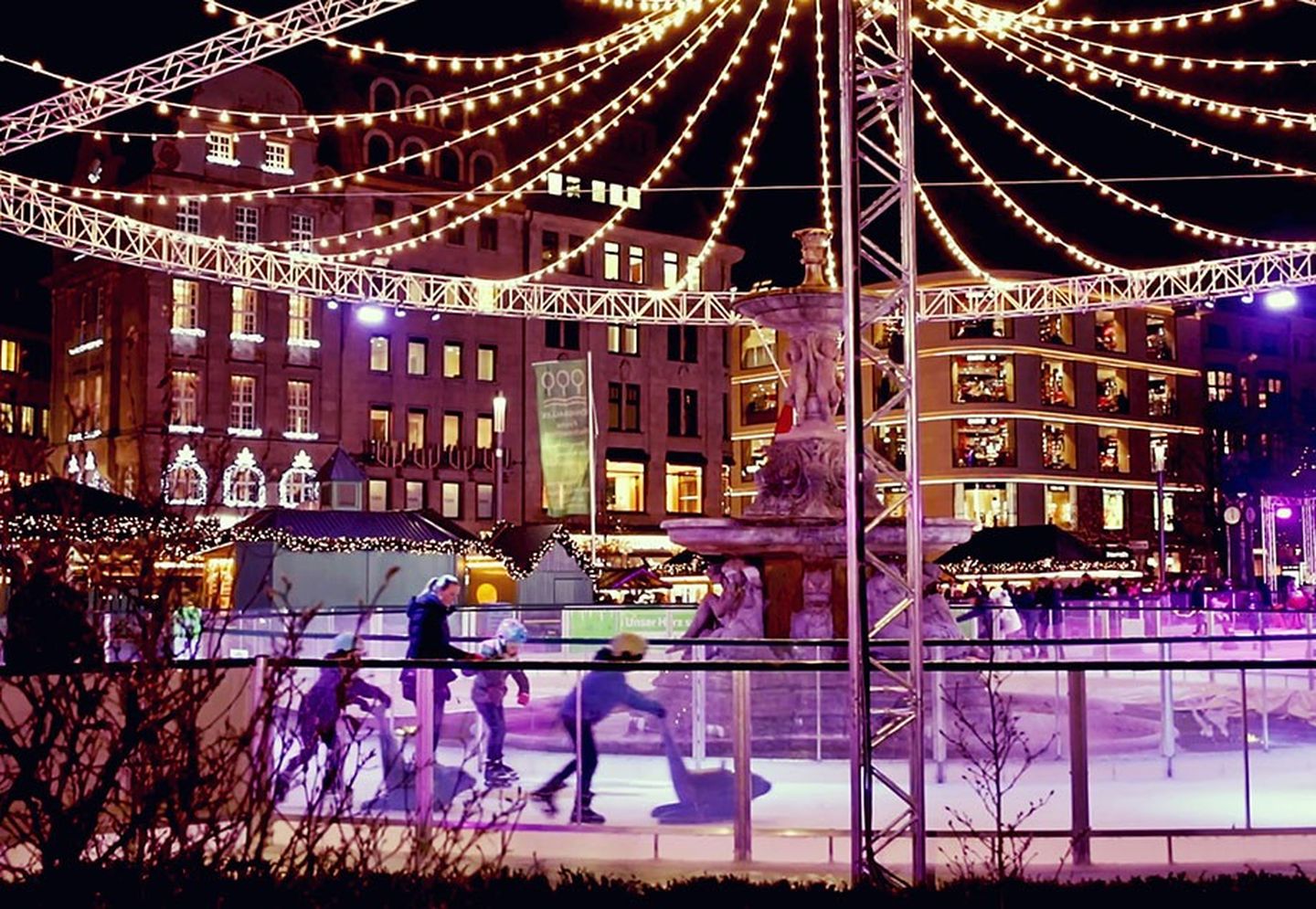 Die Eislauffläche am Düsseldorfer Kö-Bogen bei Nacht