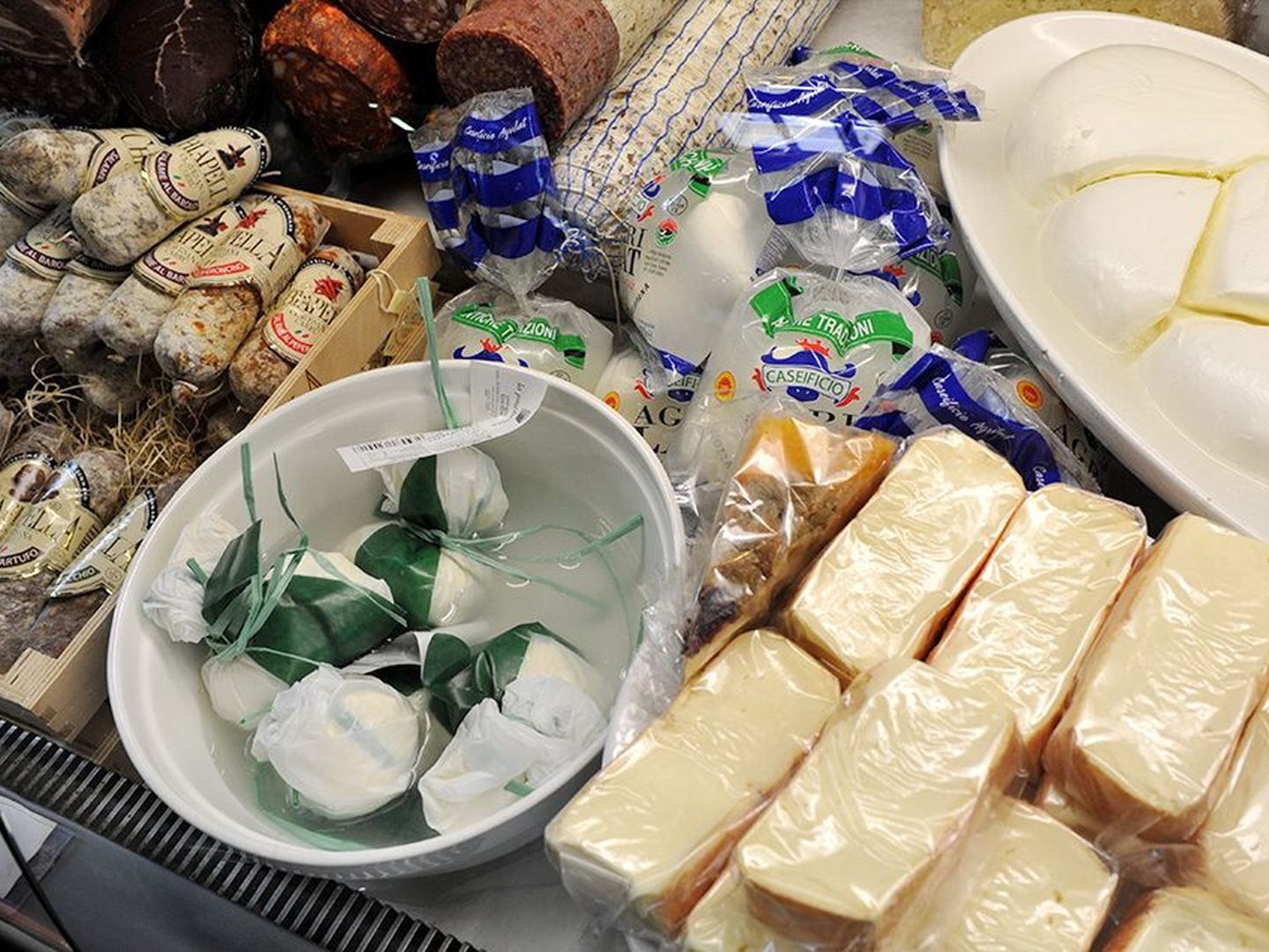 In Italien gibt es neben leckeren Wurstspezialitäten auch frischen Käse in Hülle und Fülle.