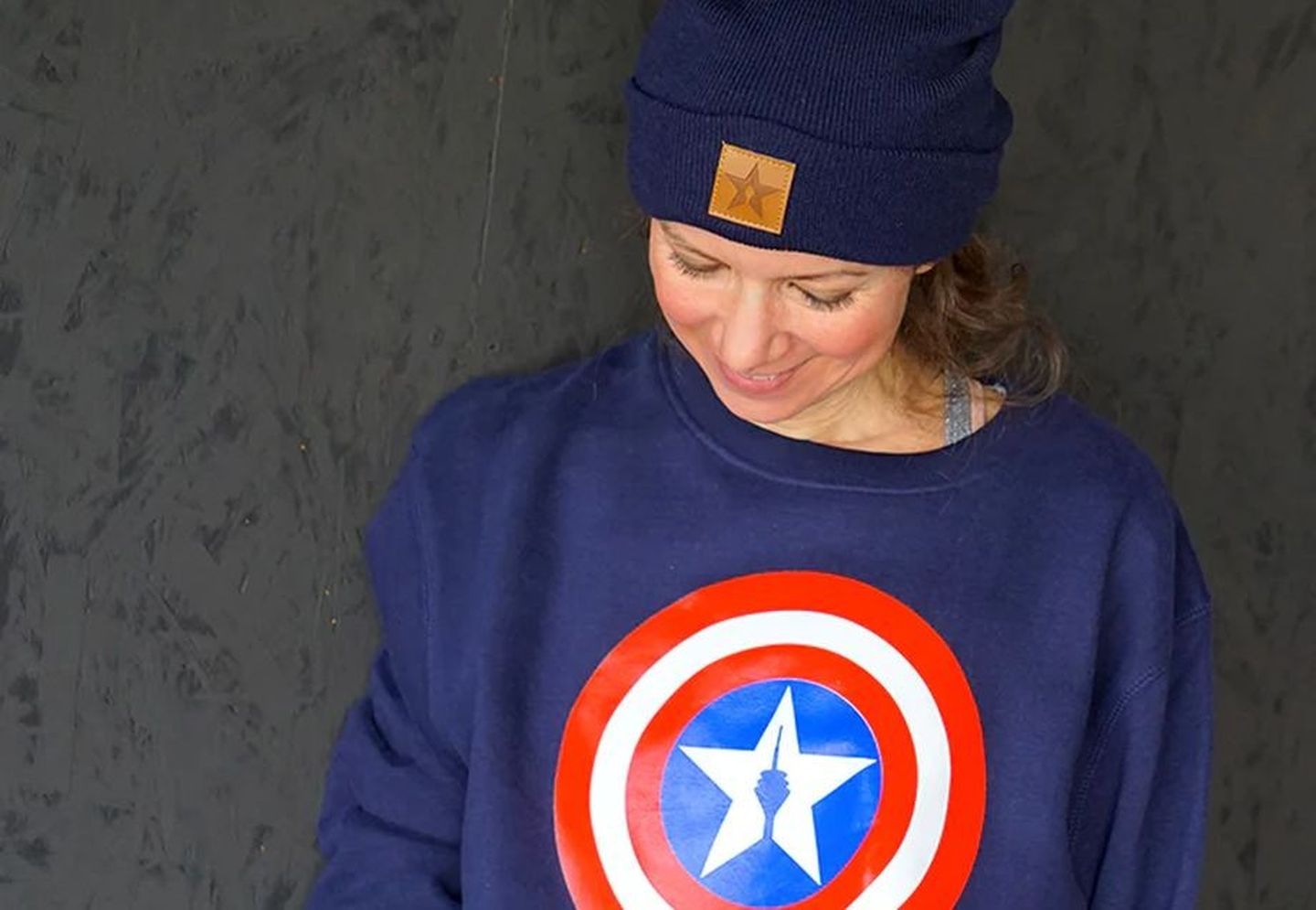 Eine Frau trägt einen Sweater und eine Beanie von null:zwo:elf