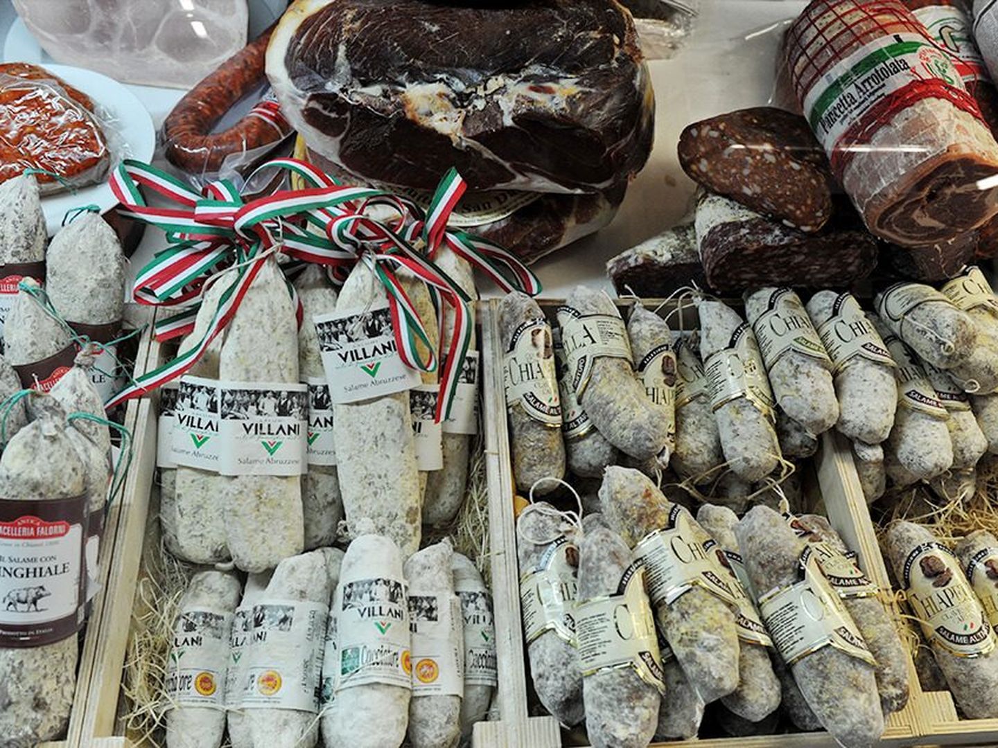 Salsiccia und Parmaschinken bekommt man mittlerweile in jedem gut sortierten Supermarkt. Italien hat aber noch viele weitere Wurstspezialitäten zu bieten, die man zum Beispiel in Flingern-Nord findet.