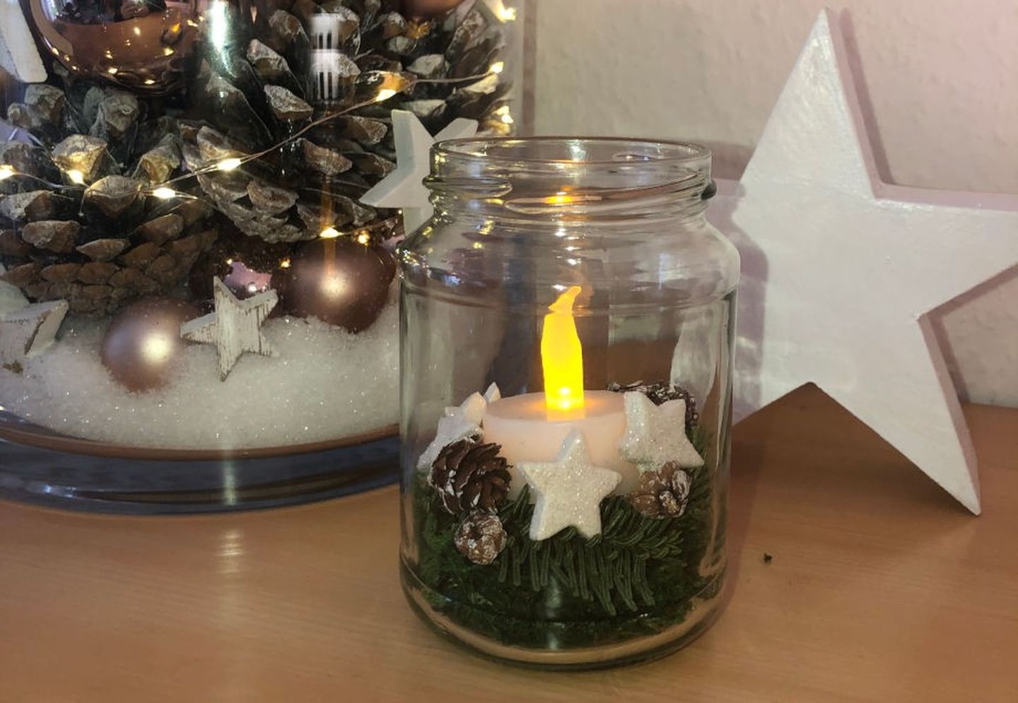 Ein weihnachtliches Teelicht im Glas