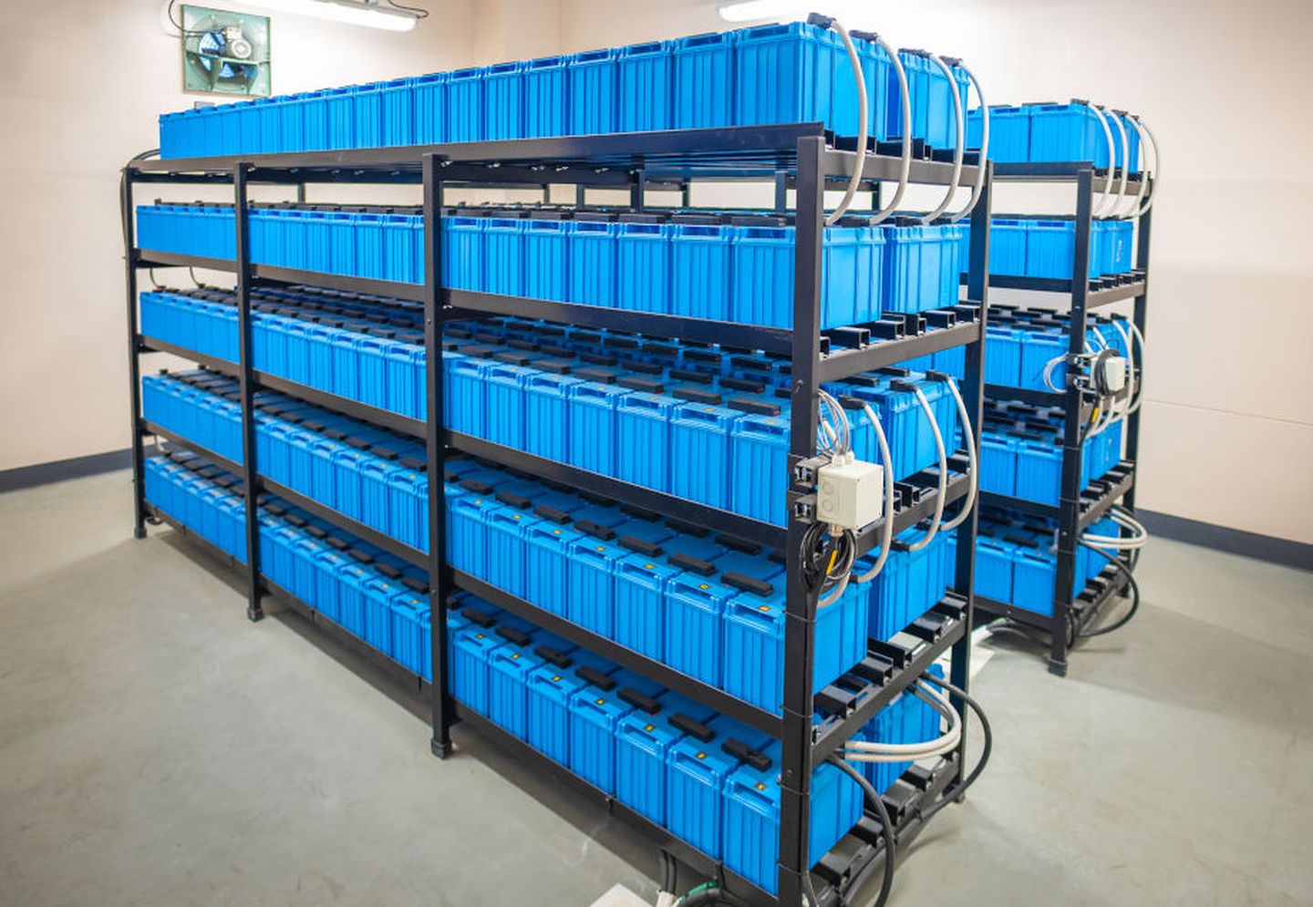 Aufreihung von Batterien zur Speicherung von Energie © Vithun Khamsong via Getty Images