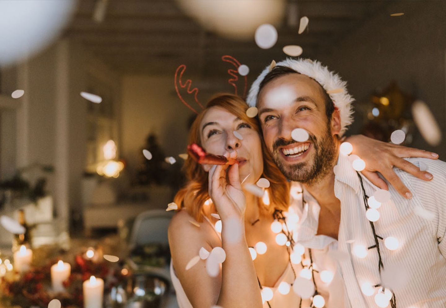 Ein Pärchen feiert in ausgelassener Weihnachtsstimmung