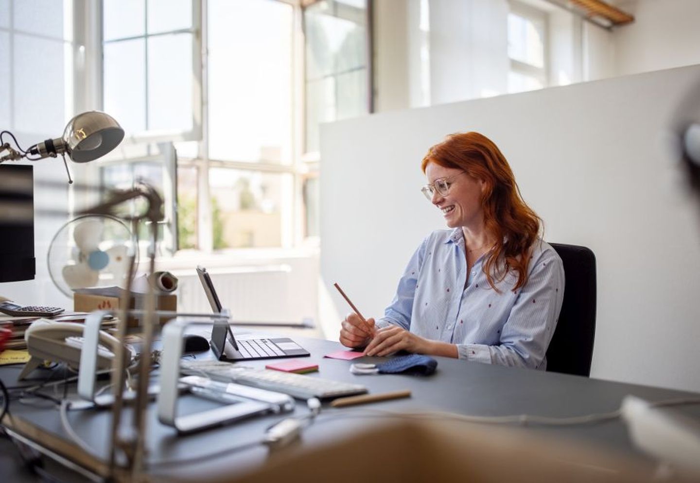Eine junge Frau plant ihren Arbeitstag mit Hilfe einer Zeitmanagement-Methode. © Luis Alvarez / DigitalVision via Getty Images