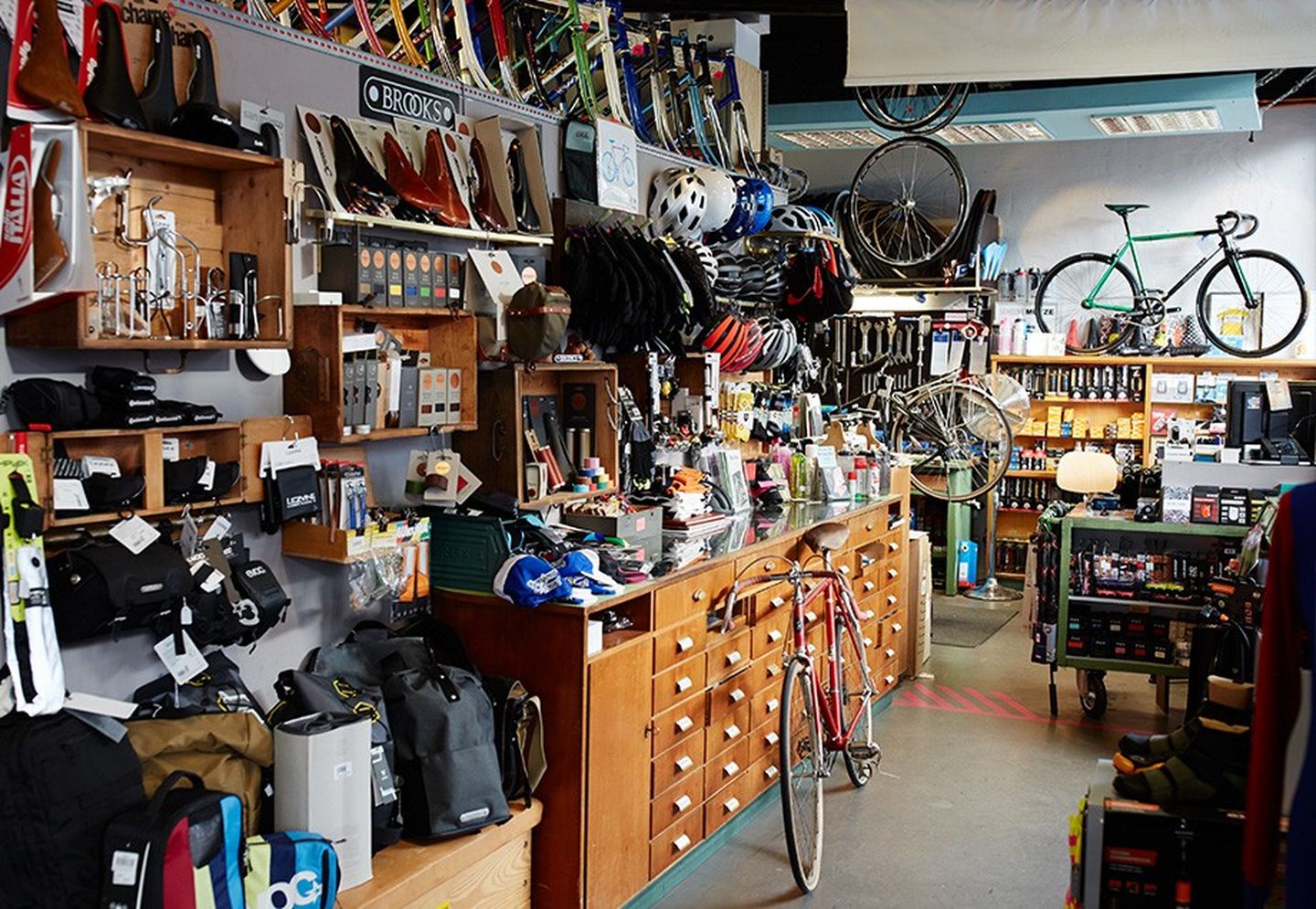 Fahrradtaschen, Rahmen, Helme und dazwischen: ein rotes Cinelli-Rad im Originalzustand von 1958.