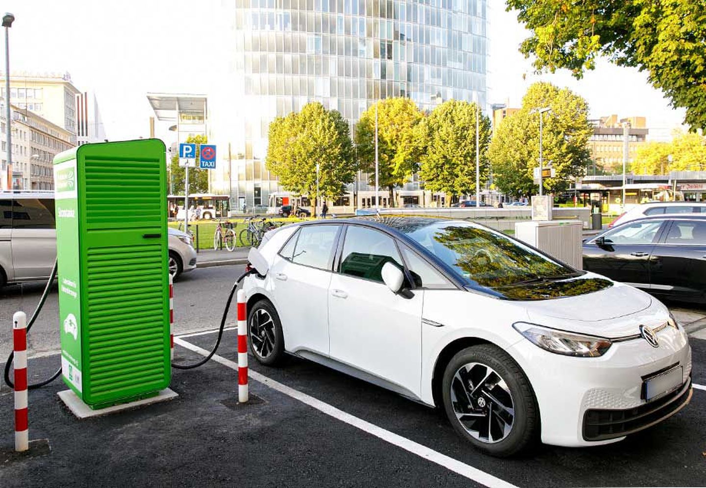 Ein E-Auto lädt an einer Schnellladestation am Graf-Adolf-Platz in Düsseldorf