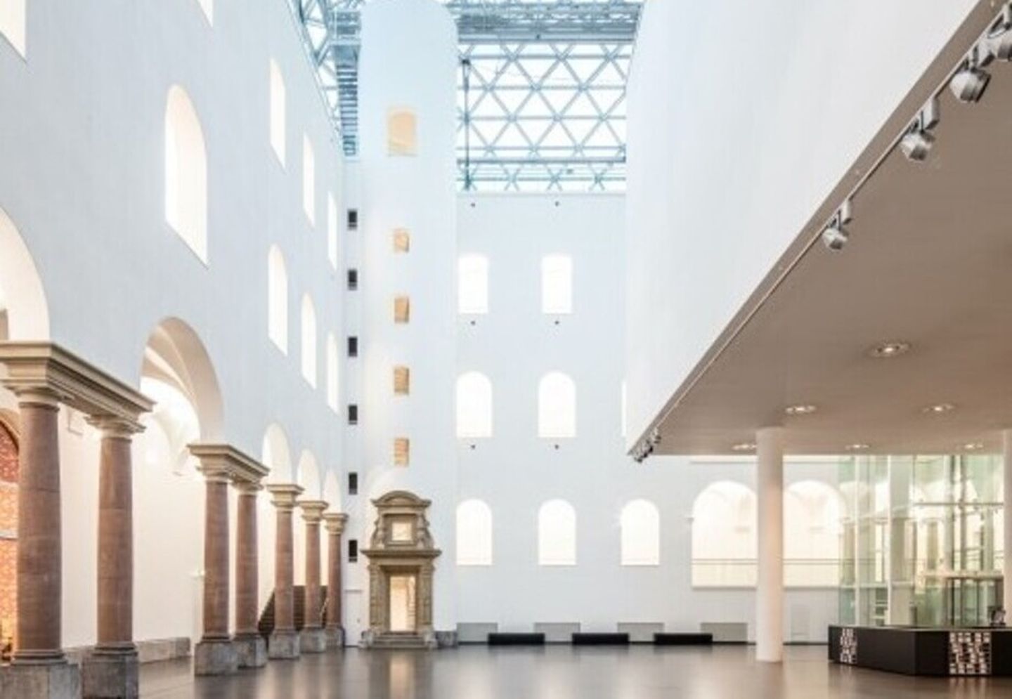 Die riesige und rustikal moderne Eingangshalle des K21 in Düsseldorf.