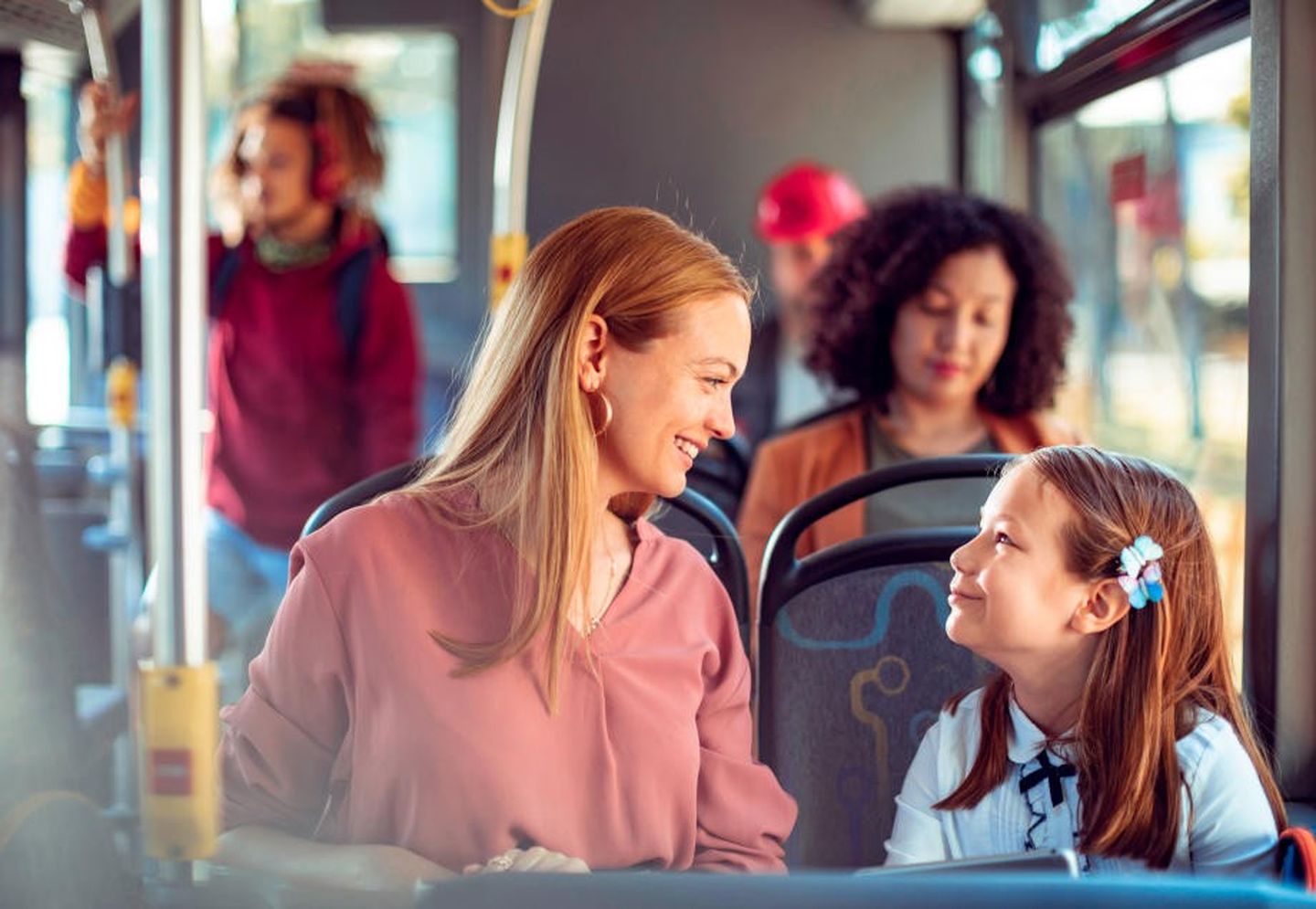 Mutter und Tochter fahren zusammen im Wasserstoff-Bus.