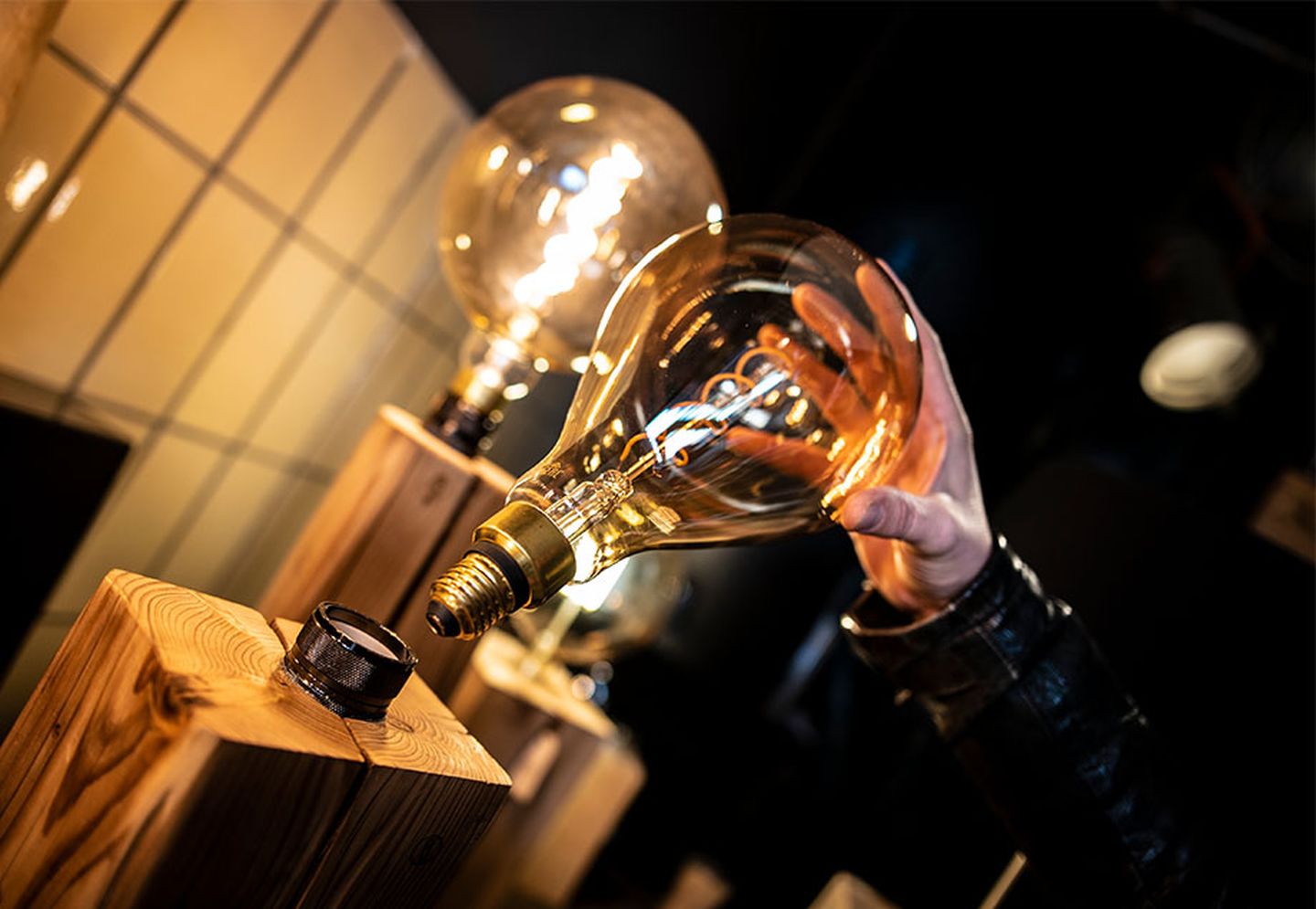 Große Lampe, die in eine Fassung geschraubt wird