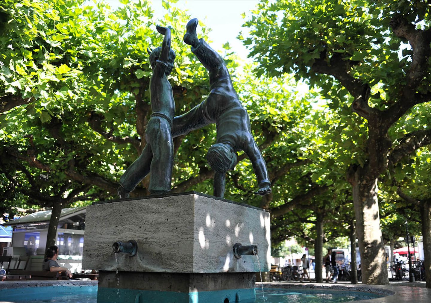 Die Radschläger, hier am gleichnamigen Brunnen am Düsseldorfer Burgplatz, sind längst ein Symbol für die Stadt. Aber warum eigentlich?