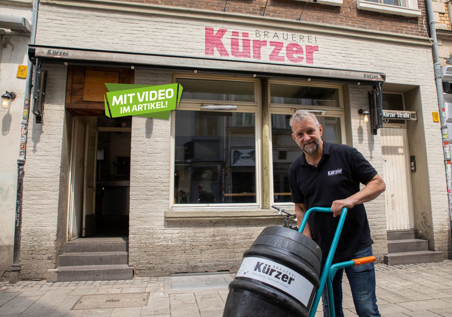 Hans-Peter Schwemin mit einem Fass Kürzer-Altbier vor seiner Hausbrauerei
