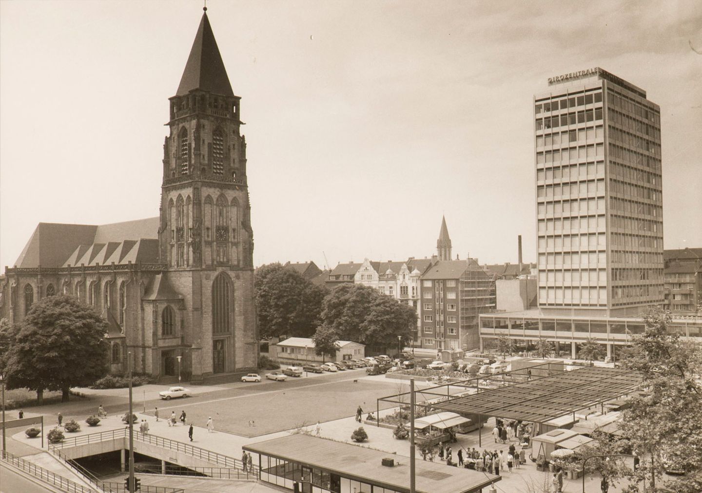 Blick von damals auf St. Peter und das Provinzial-Gebäude am Kirchplatz in Friedrichstadt