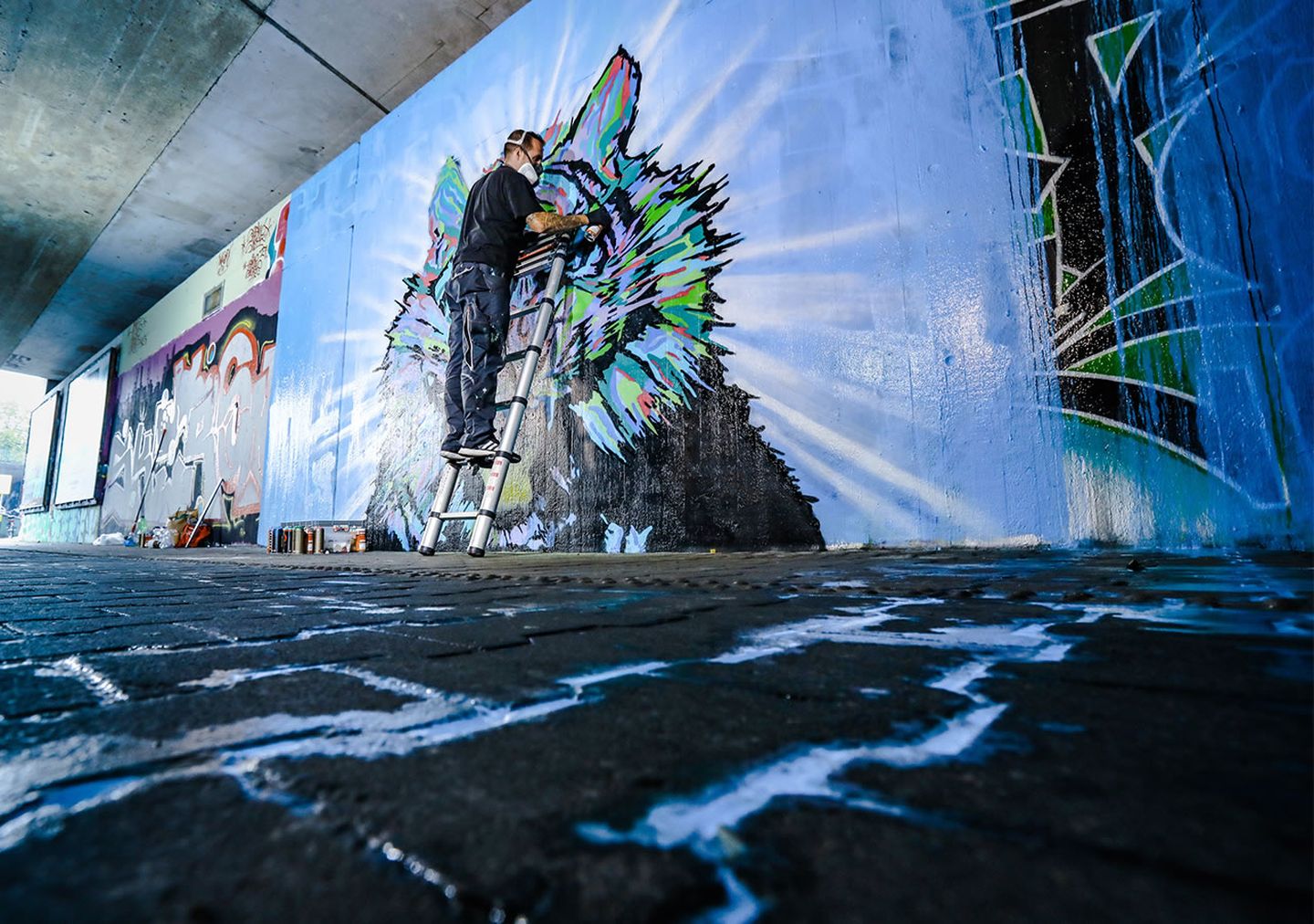 Fast fertig. Benjamin „Beni“ Veltum gibt seinem Graffiti den letzten Schliff